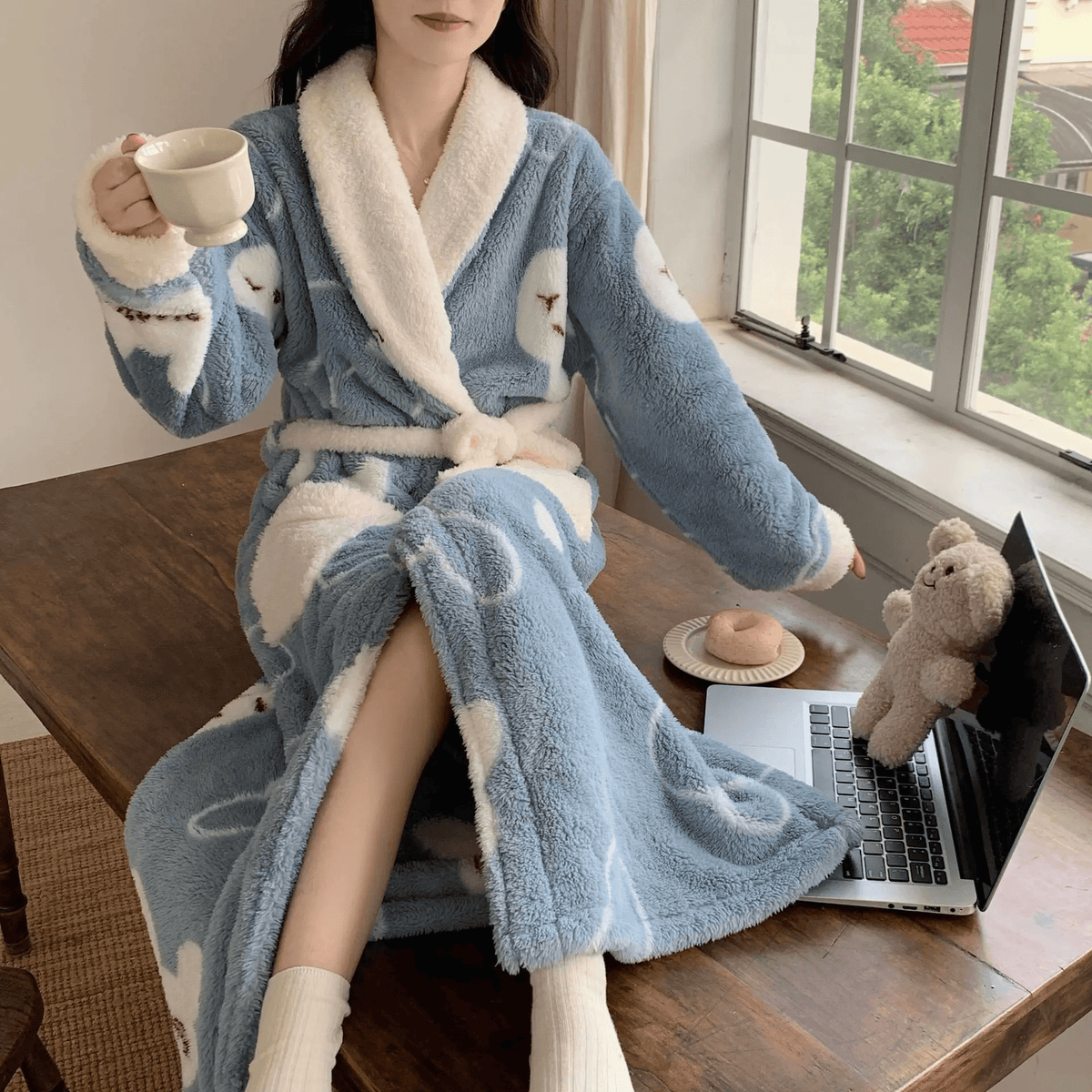 Luxurious Women's Bathrobe Made of Soft, Velvety Fabric for Maximum Comfort and Warmth