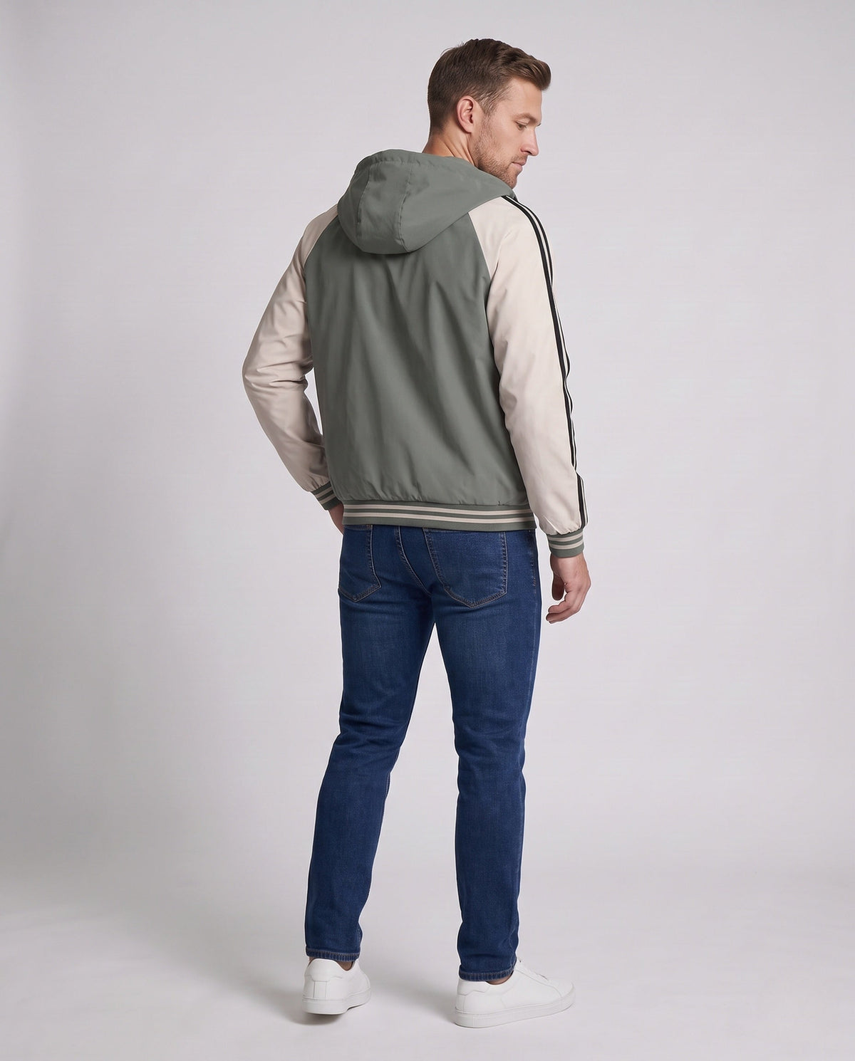 Veste à capuche sportive pour homme avec empiècements colorés et poches
