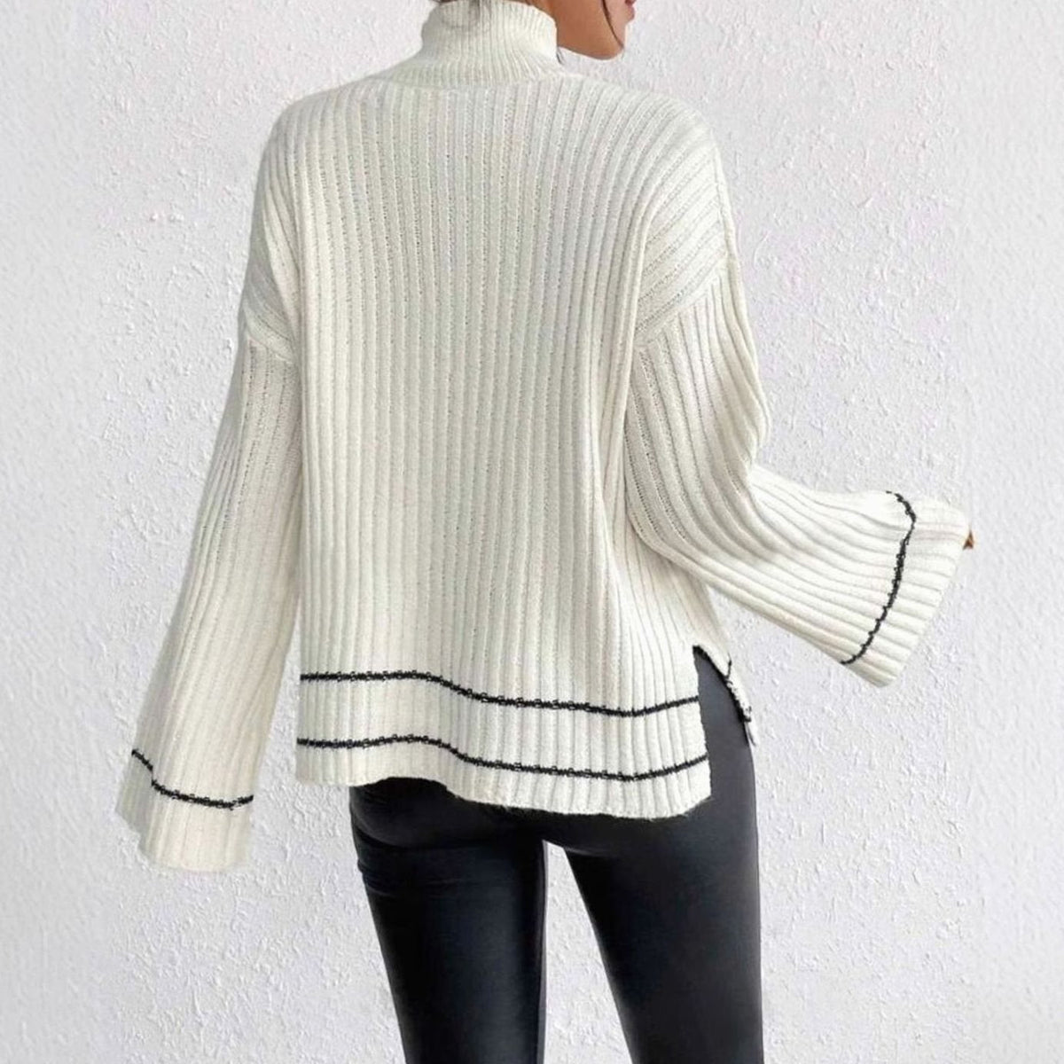 Pull en maille rayé à col montant côtelé et manches évasées pour femme