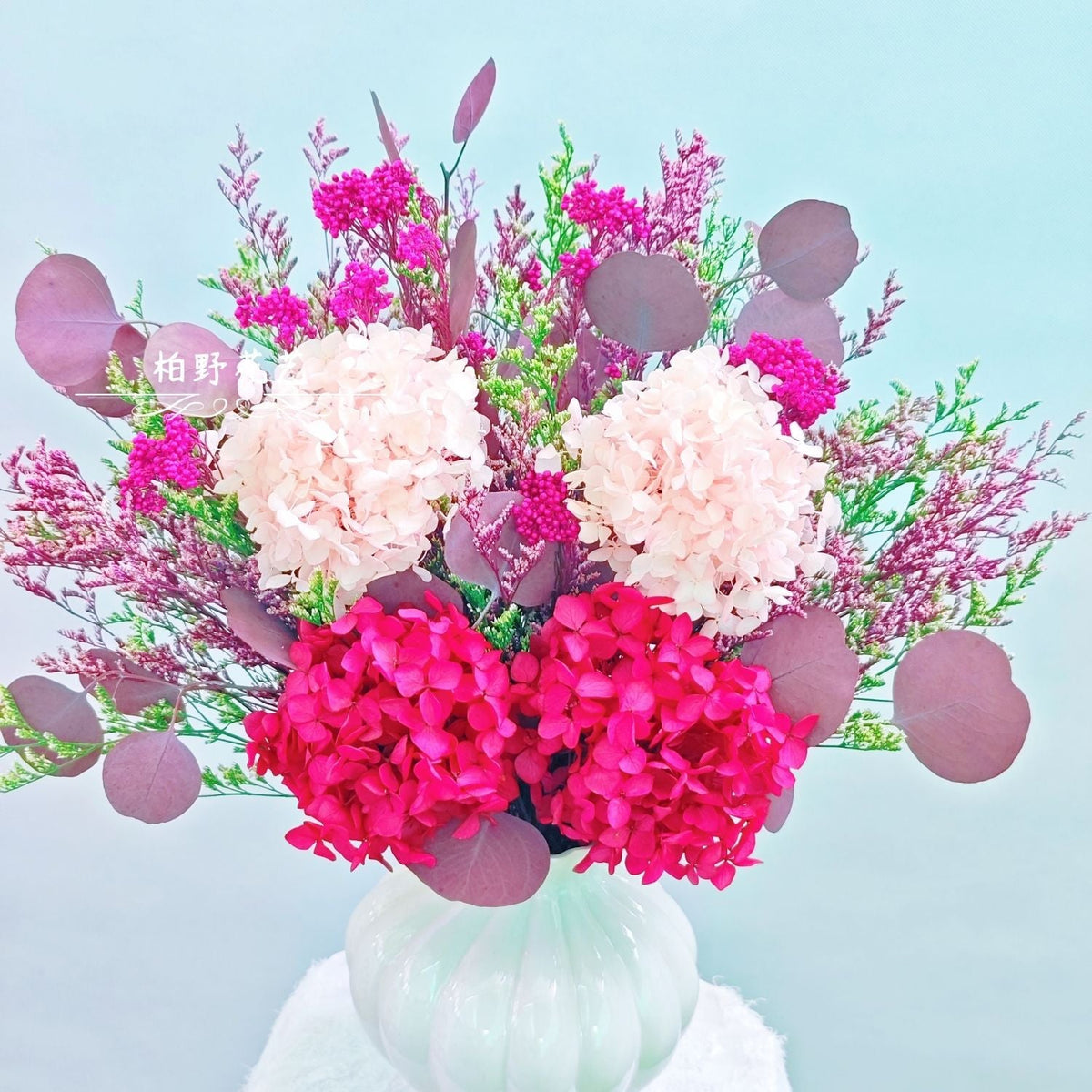 Composition florale d’hortensias artificiels