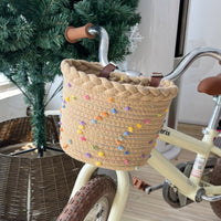 Panier de vélo en corde tressée avec ornements à pompons et sangles de guidon en cuir