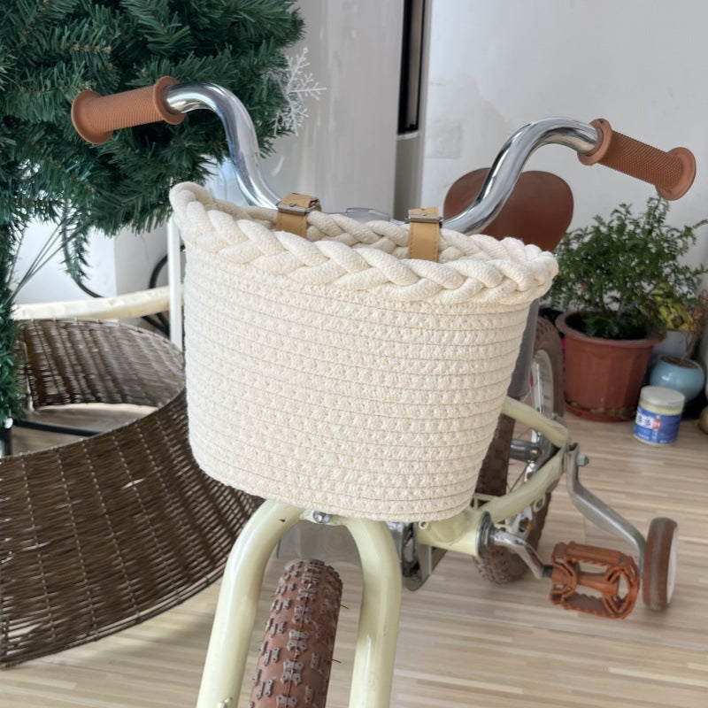 Panier de vélo en corde tressée avec ornements à pompons et sangles de guidon en cuir