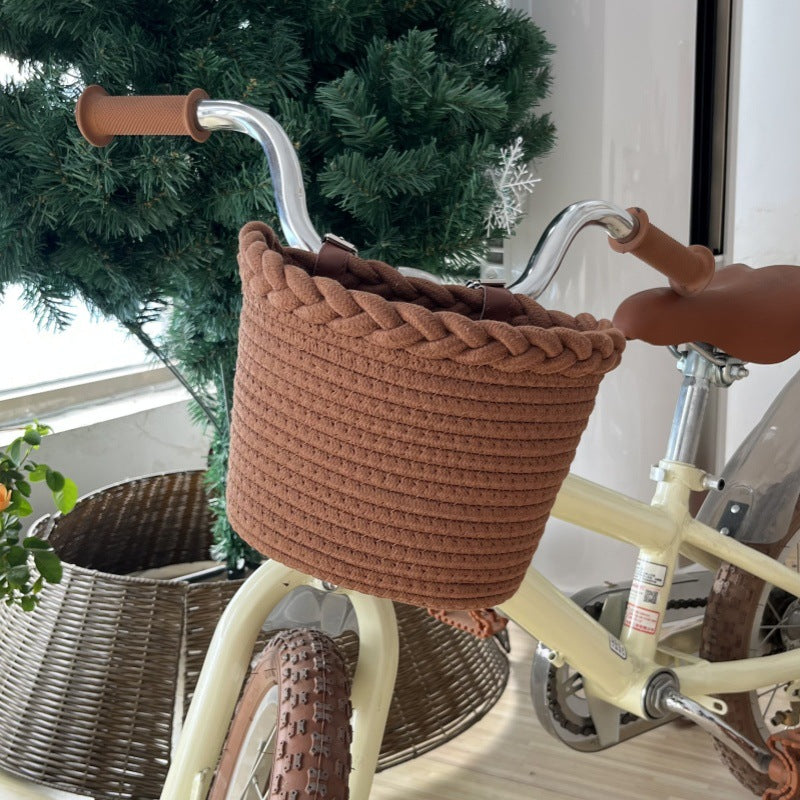 Panier de vélo en corde tressée avec ornements à pompons et sangles de guidon en cuir