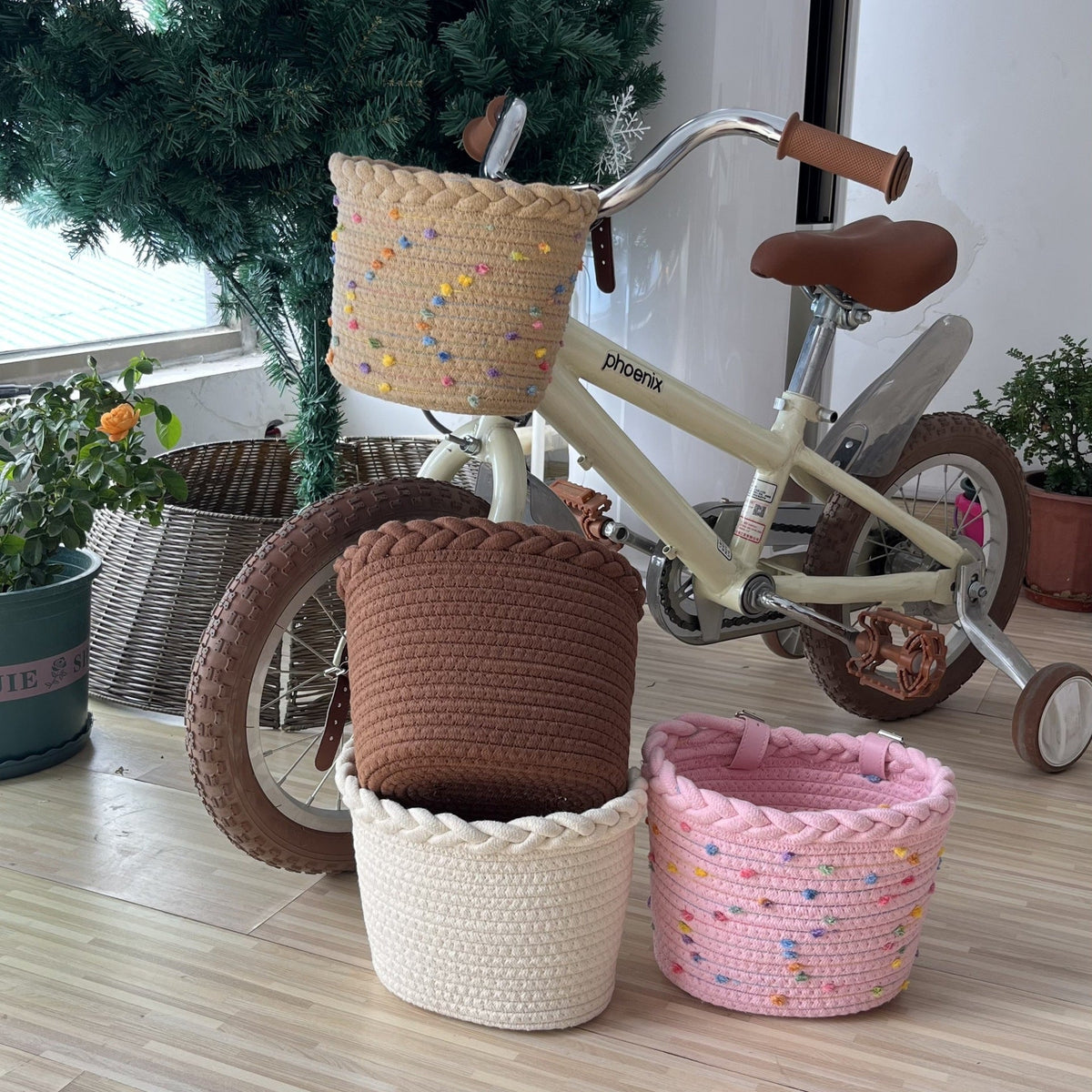 Panier de vélo en corde tressée avec ornements à pompons et sangles de guidon en cuir