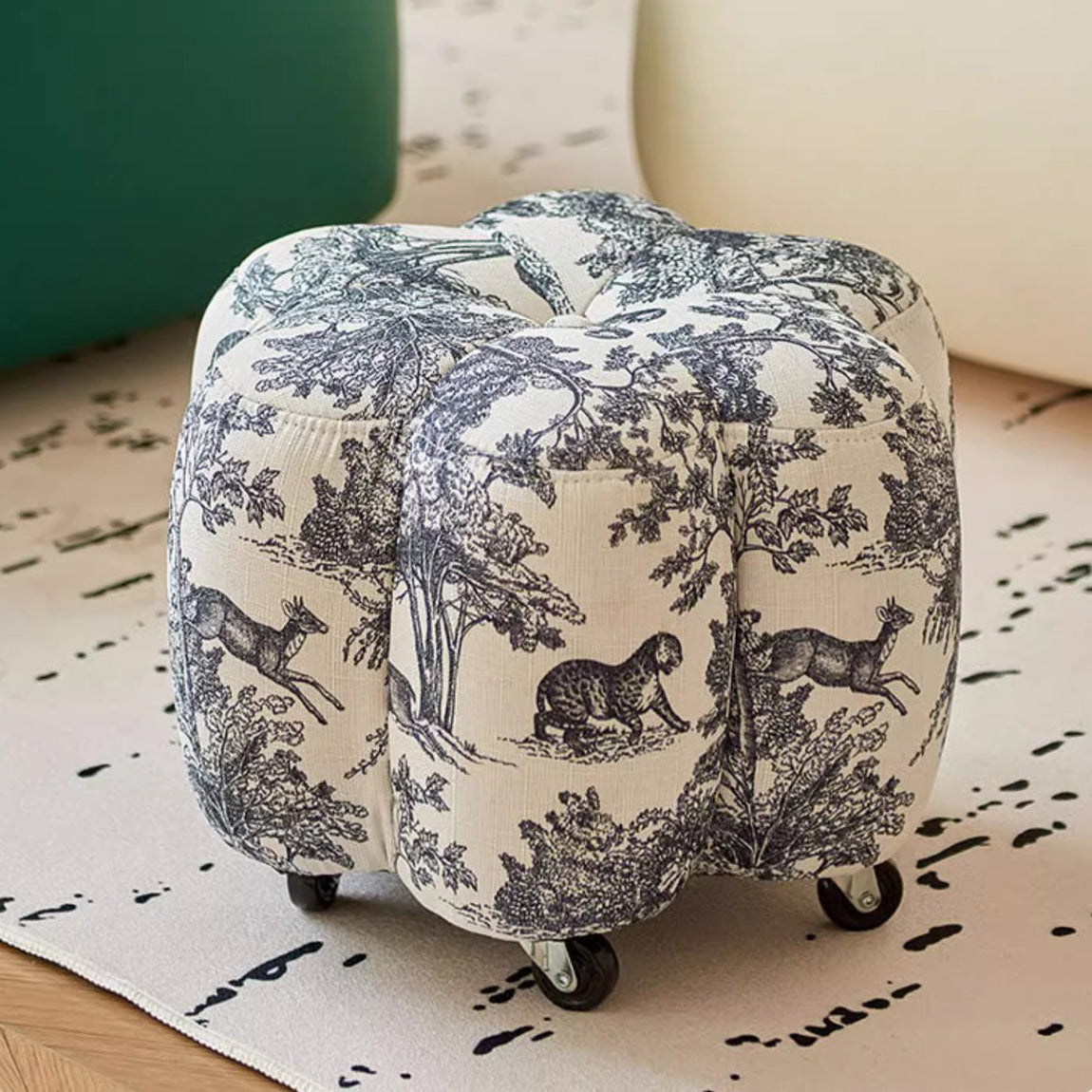 Pouf repose-pieds roulant contemporain rétro en forme de fleur, avec structure en bois de pin, revêtement imitation cuir ciré à l'huile ou ottomane en coton et lin pour le salon