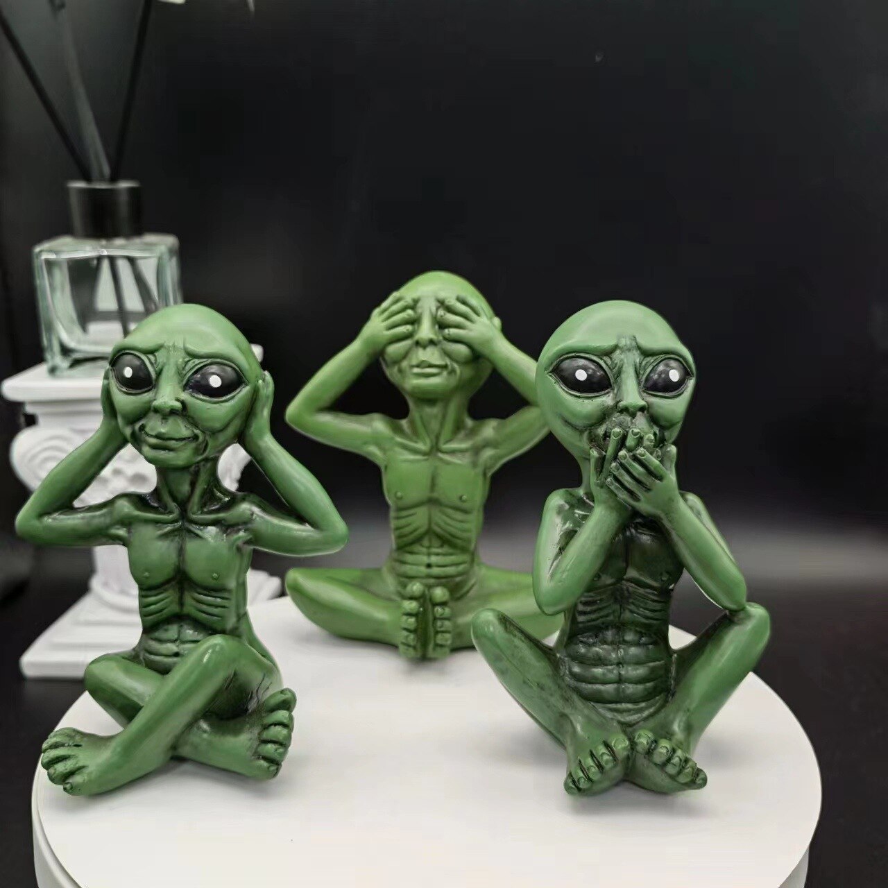 Davy | Alien Statue made of Resin for Garden & Outdoor