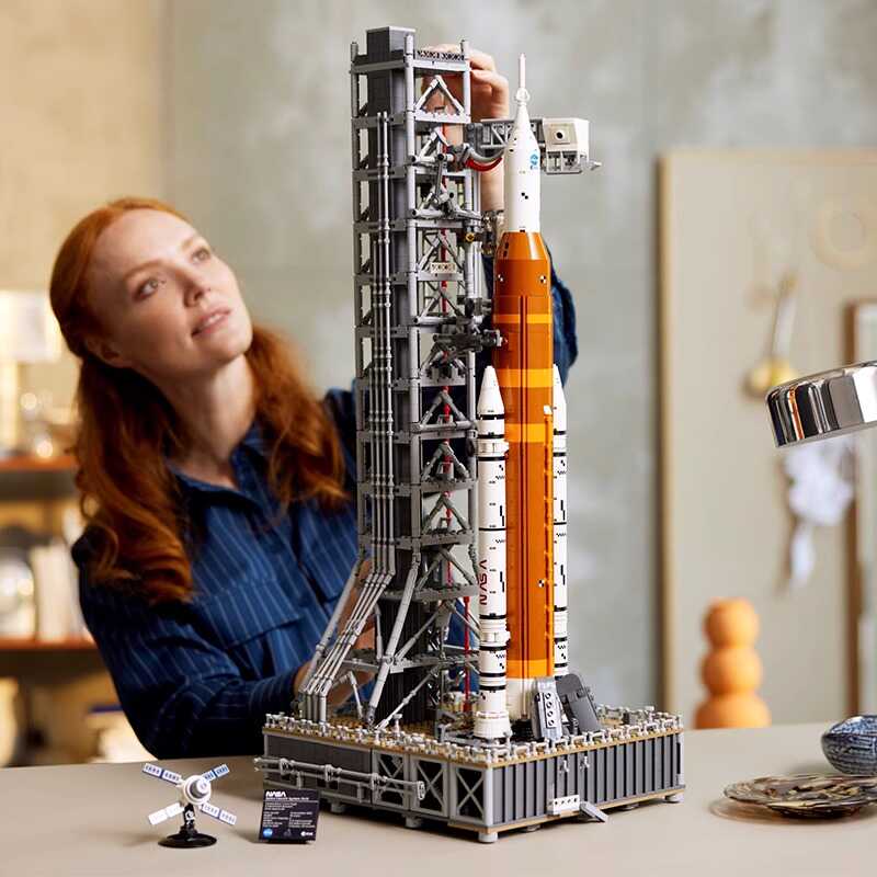 Davy | Build, Explore & Display – The Ultimate NASA Artemis Space Launch System Model Kit