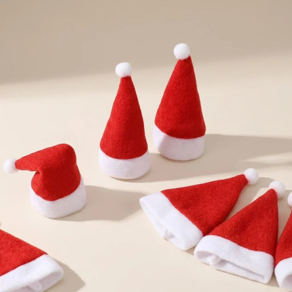 Ensemble de porte-couverts de Noël en feutre en forme de bonnet de Père Noël avec pompons - Décoration de table de Noël