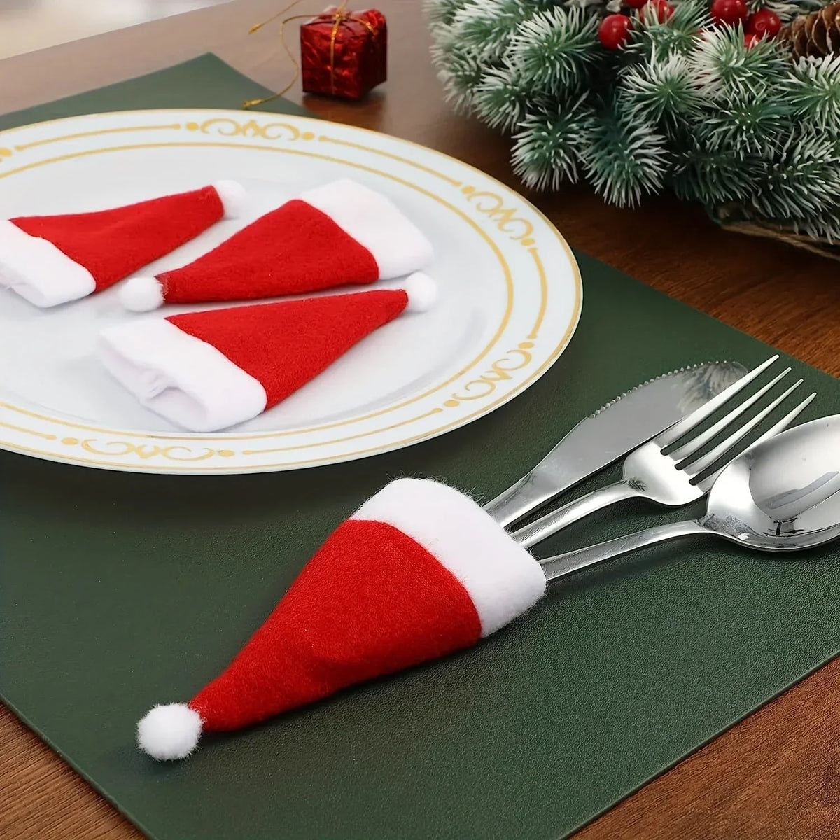 Ensemble de porte-couverts de Noël en feutre en forme de bonnet de Père Noël avec pompons - Décoration de table de Noël