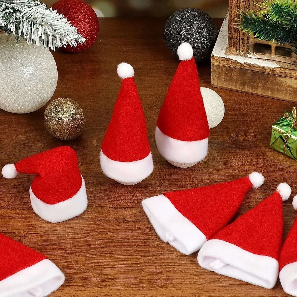 Ensemble de porte-couverts de Noël en feutre en forme de bonnet de Père Noël avec pompons - Décoration de table de Noël