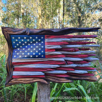 Bas-relief mural artisanal représentant un drapeau américain en bois flotté rustique