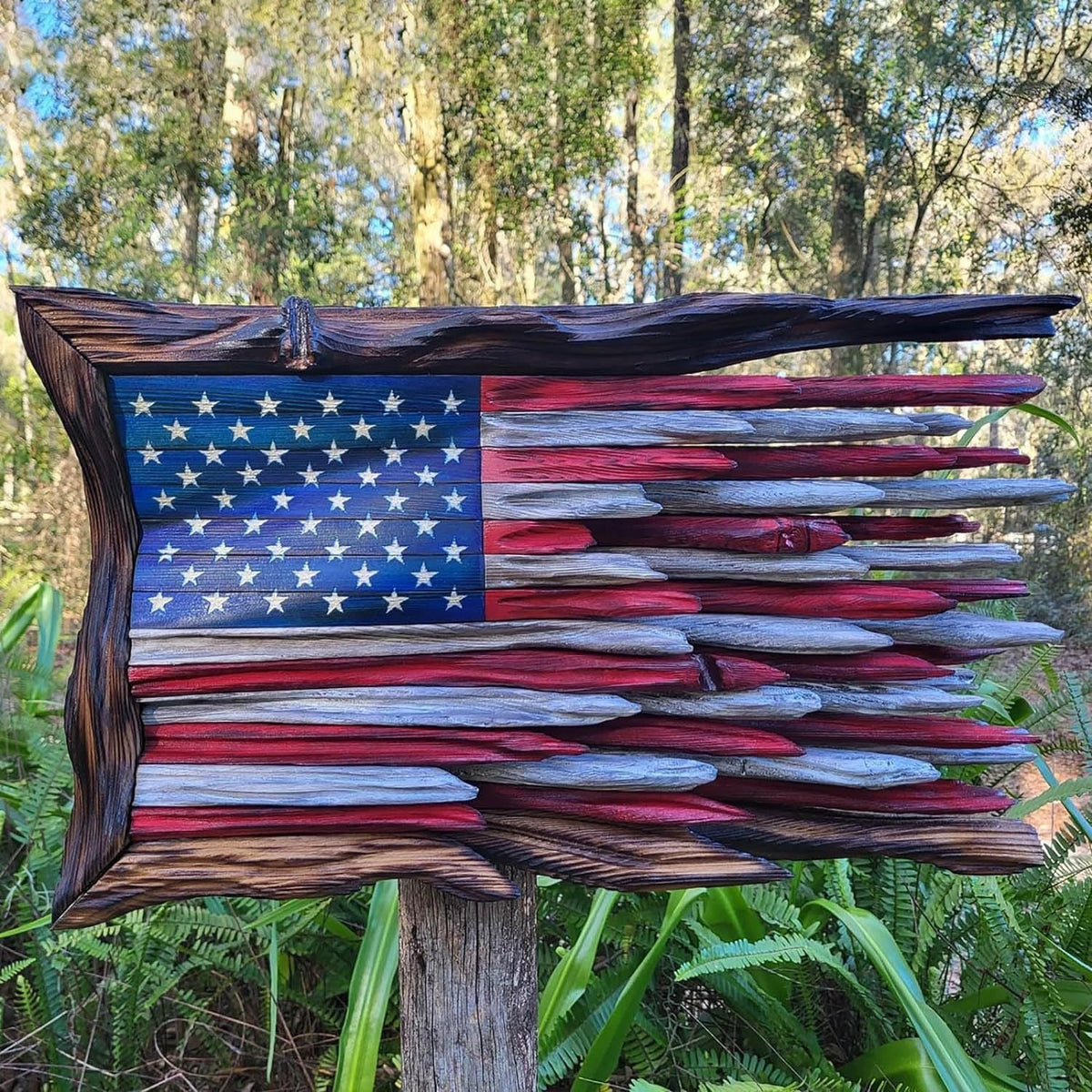 Bas-relief mural artisanal représentant un drapeau américain en bois flotté rustique