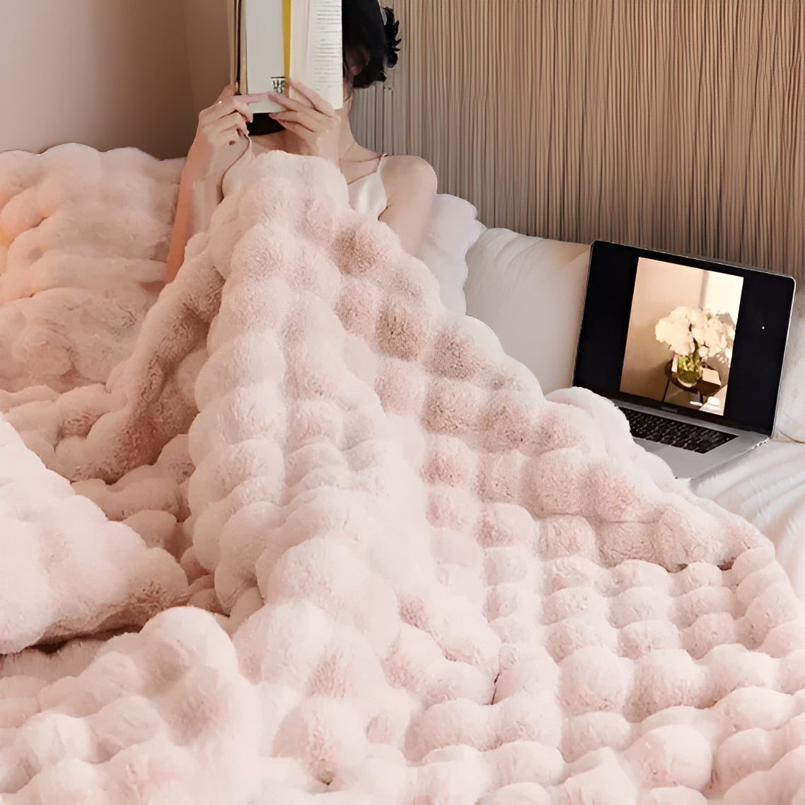 Luxurious, portable blanket for on-the-go – Soft comfort for every environment