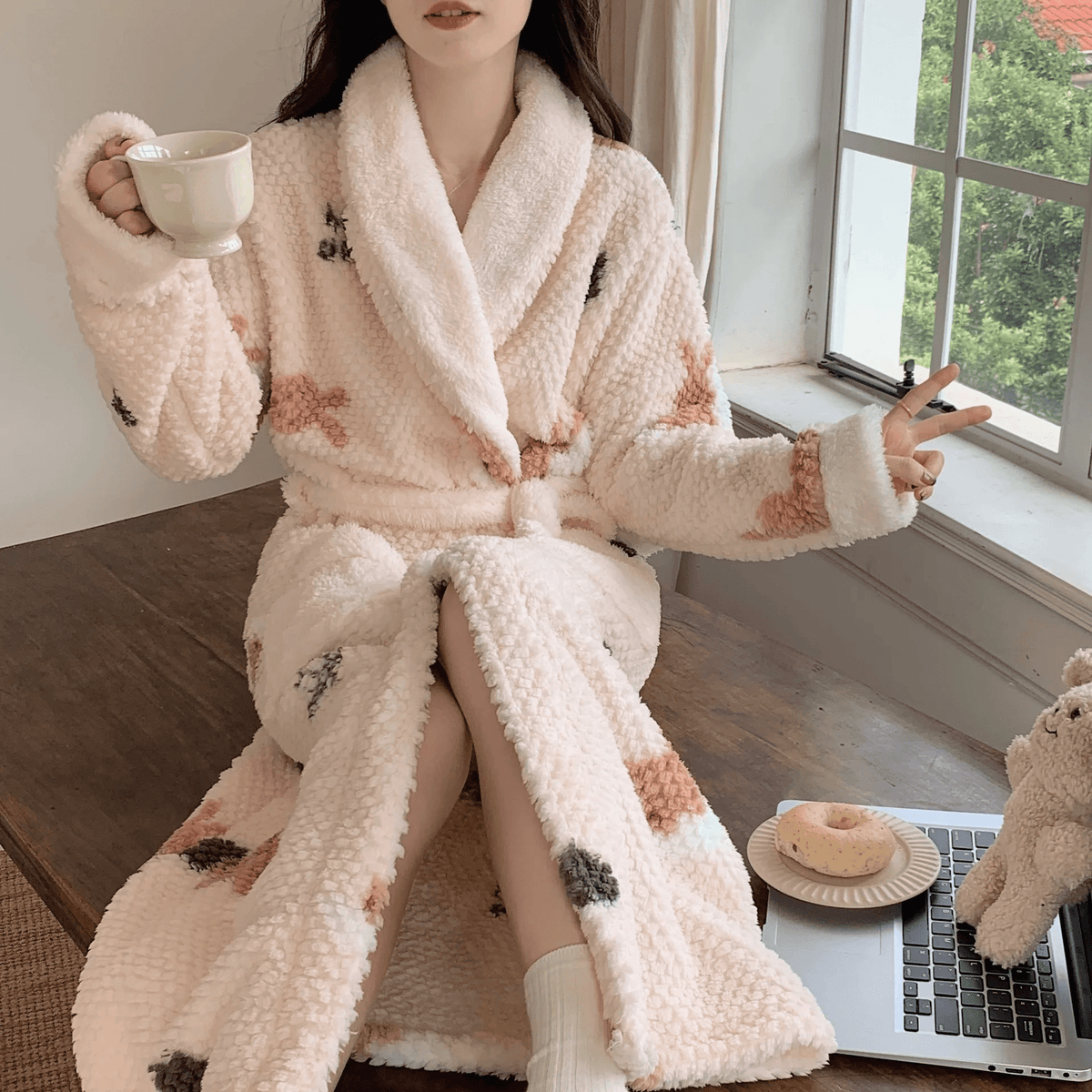 Luxurious Women's Bathrobe Made of Soft, Velvety Fabric for Maximum Comfort and Warmth