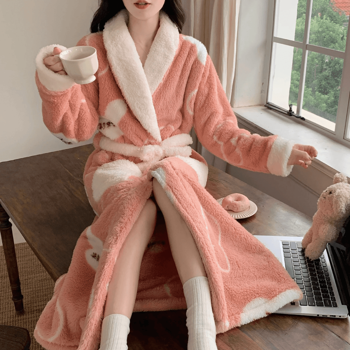Luxurious Women's Bathrobe Made of Soft, Velvety Fabric for Maximum Comfort and Warmth