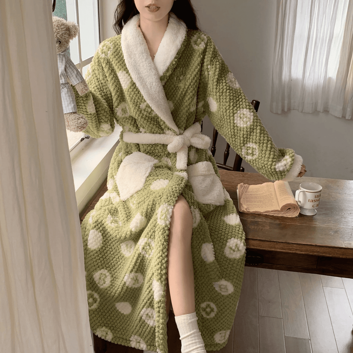 Luxurious Women's Bathrobe Made of Soft, Velvety Fabric for Maximum Comfort and Warmth