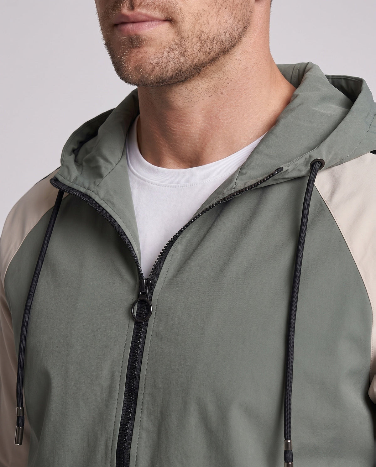 Veste à capuche sportive pour homme avec empiècements colorés et poches