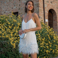 Mini-robe étincelante à bordure de plumes