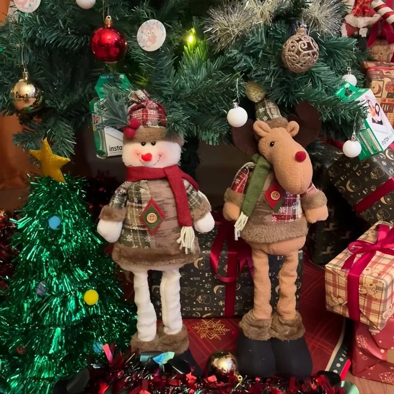 Poupée du père Noël avec une tenue richement travaillée et un visage expressif