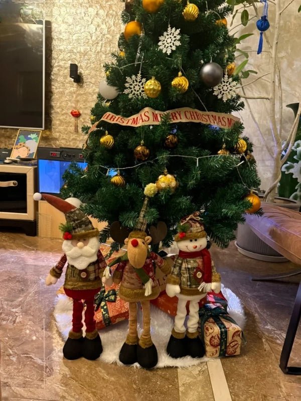Poupée du père Noël avec une tenue richement travaillée et un visage expressif