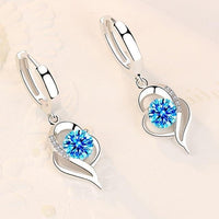 Boucles d'oreilles argentées avec fleurs incrustées de zircones cubiques