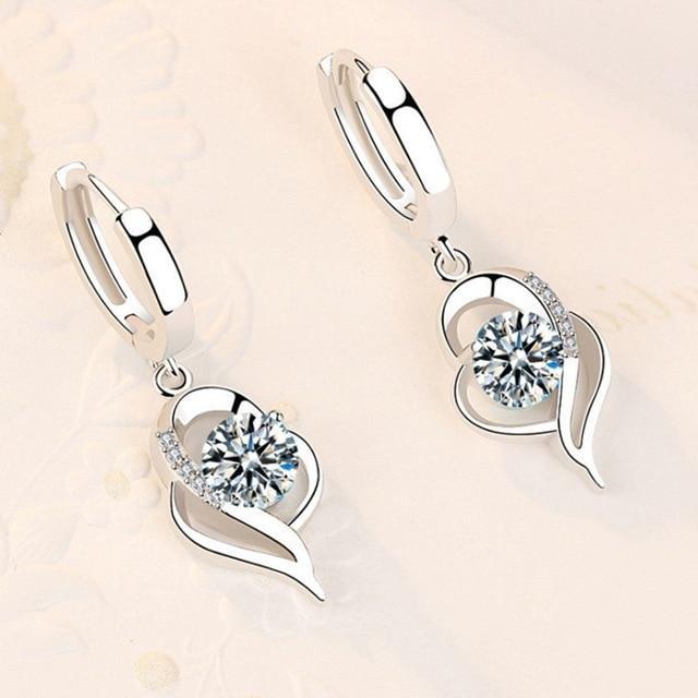 Boucles d'oreilles argentées avec fleurs incrustées de zircones cubiques