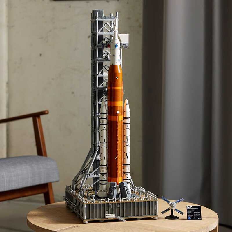 Stellar Forge | Artemis Space Launch System Model Kit