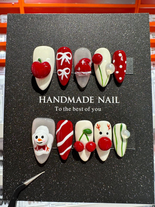 Set d’ongles à coller fantaisiste sur le thème des fêtes