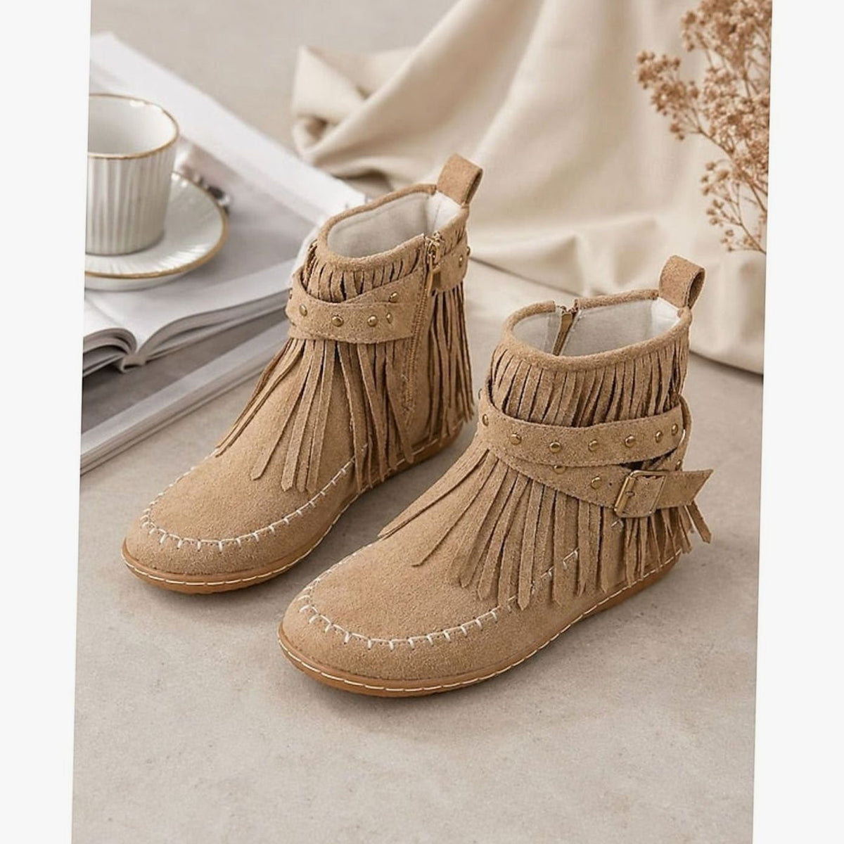 Bottines plates type mocassins pour femme, style bohème, à franges et bride à boucle