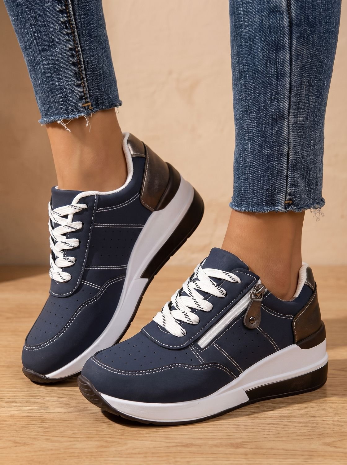 Baskets de marche orthopédiques à lacets et talon compensé pour femme