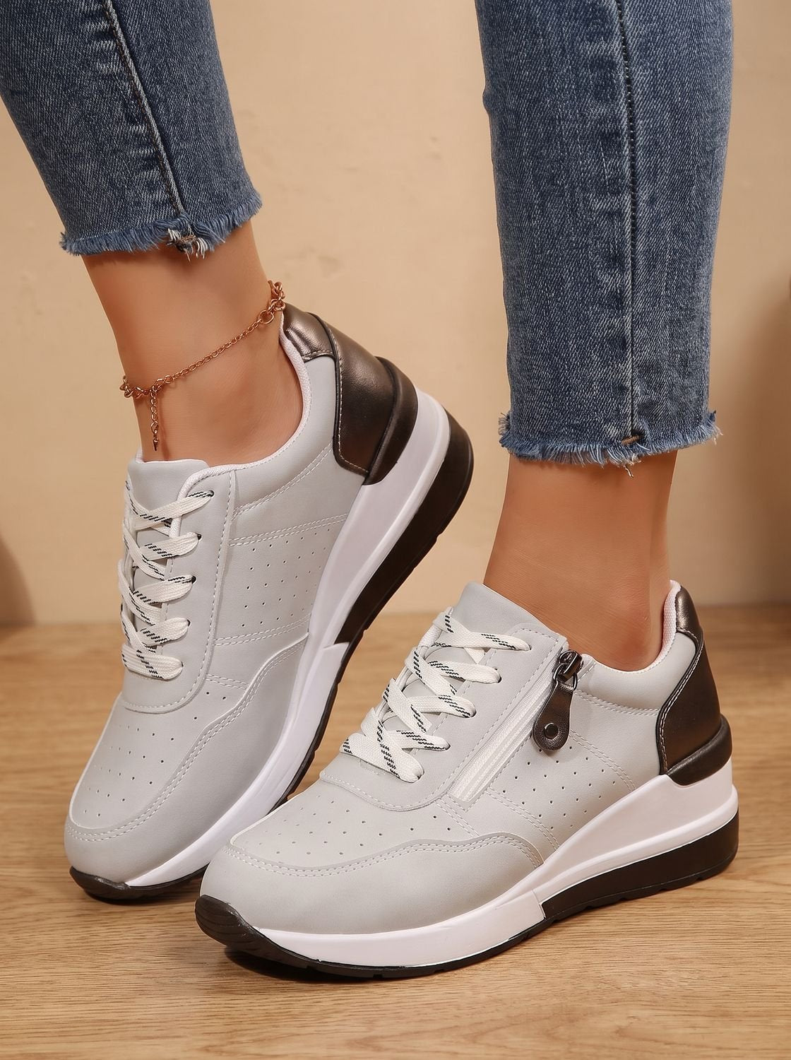Baskets de marche orthopédiques à lacets et talon compensé pour femme