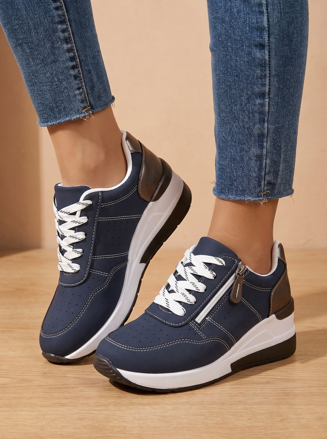 Baskets de marche orthopédiques à lacets et talon compensé pour femme