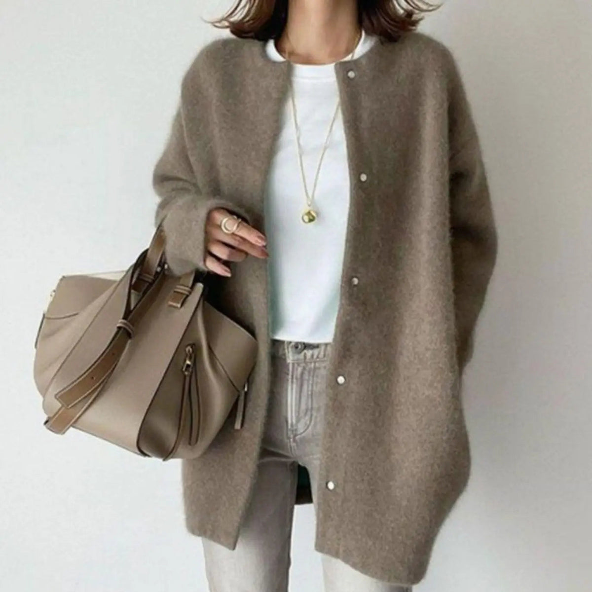 Cardigan d’hiver oversize duveteux pour femme à boutons-pression sur le devant