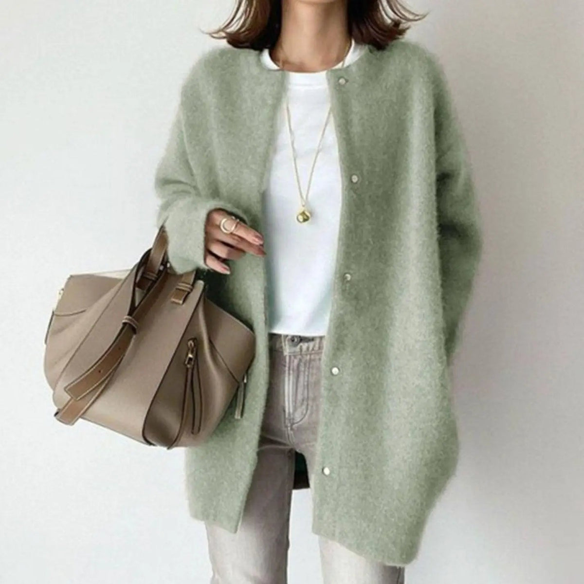 Cardigan d’hiver oversize duveteux pour femme à boutons-pression sur le devant