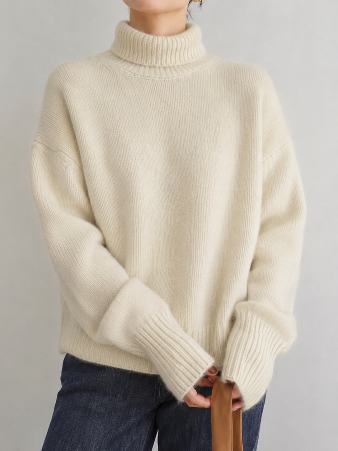 Women's Oversized Soft-Knit Cashmere Turtleneck Sweater with Ribbed Cuffs