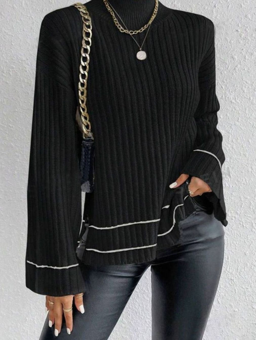 Pull en maille rayé à col montant côtelé et manches évasées pour femme