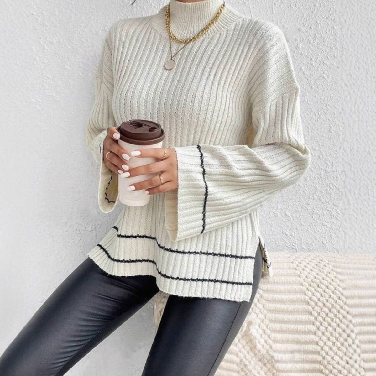 Pull en maille rayé à col montant côtelé et manches évasées pour femme