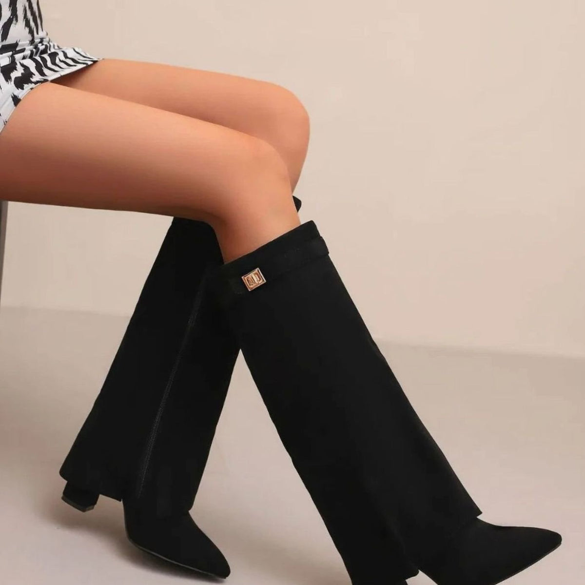 Bottes compensées pour femme en suédine, montantes jusqu’au genou, avec bride à boucle