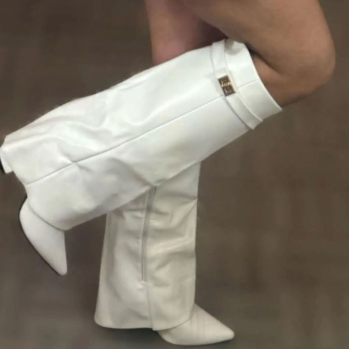 Bottes compensées pour femme en suédine, montantes jusqu’au genou, avec bride à boucle