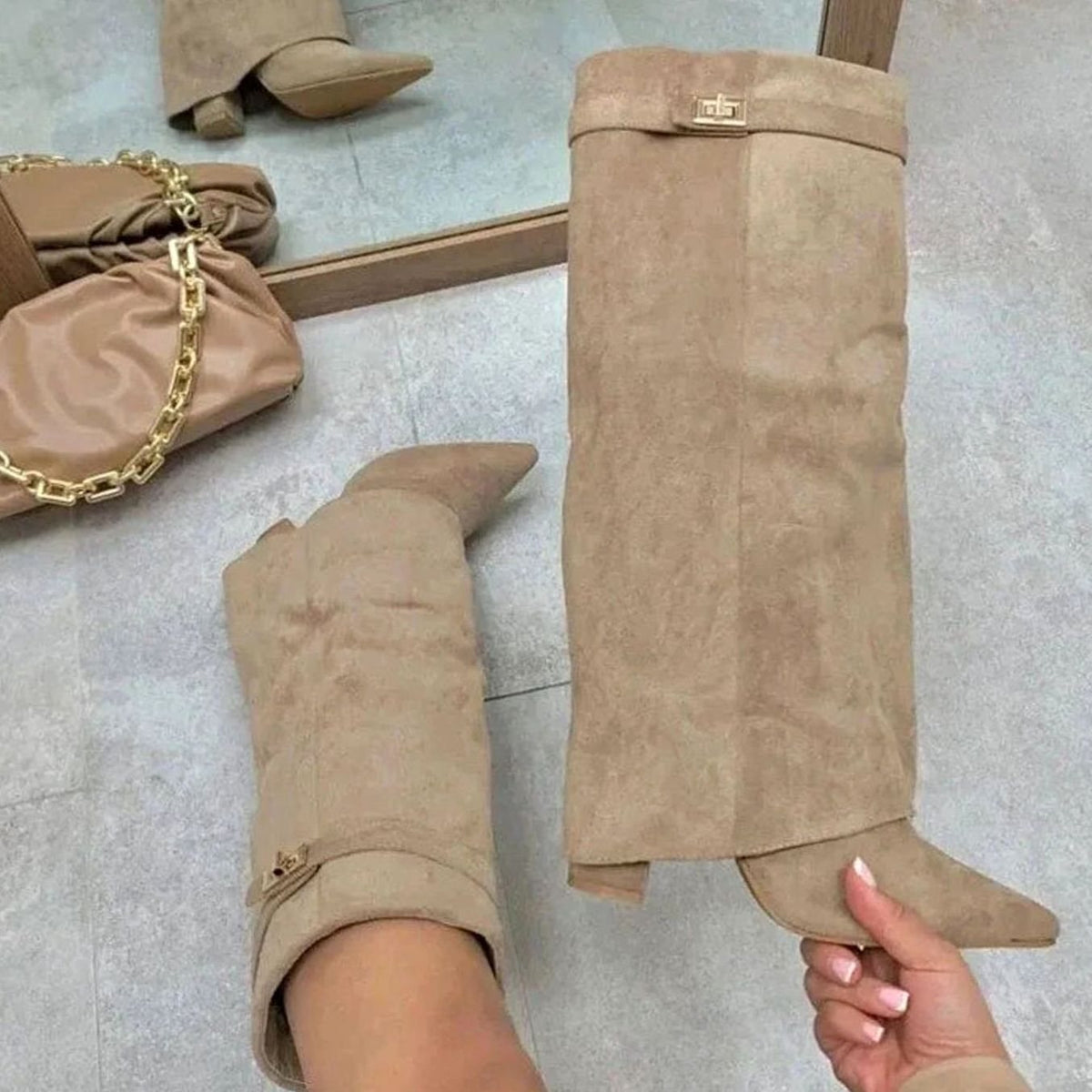 Bottes compensées pour femme en suédine, montantes jusqu’au genou, avec bride à boucle