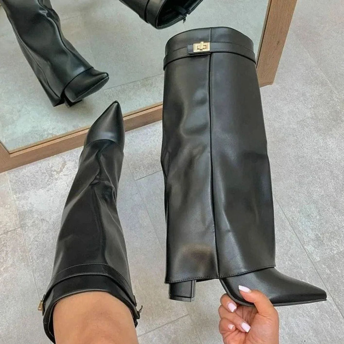 Bottes compensées pour femme en suédine, montantes jusqu’au genou, avec bride à boucle